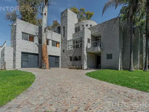 Casa de categoría 7 amb con piscina, gran jardín y quincho – El Casco de Leloir