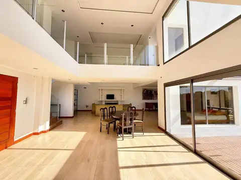 Casa en Venta con 3 cocheras