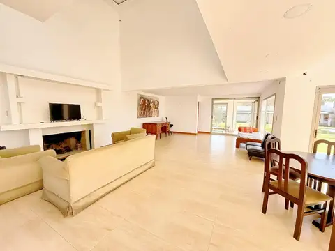 Casa 5 ambientes con 4 baños
