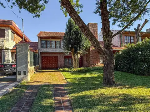 CASA 3 AMBIENTES CON PARQUE EN VENTA LOS PINARES