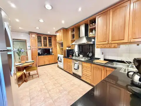 Casa 6 ambientes con 4 baños