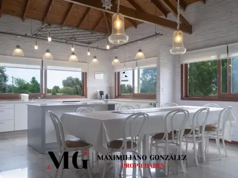 Casa 8 ambientes con 4 baños