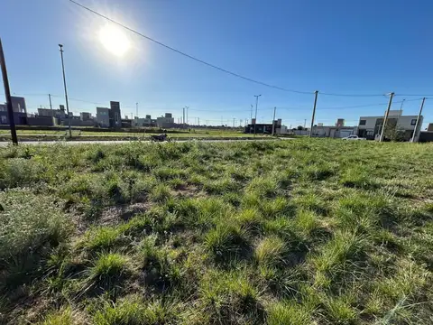 Venta lote 250m2 Valle Cercano frente boulevard