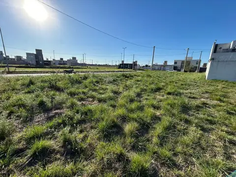 Venta lote 250m2 Valle Cercano frente boulevard