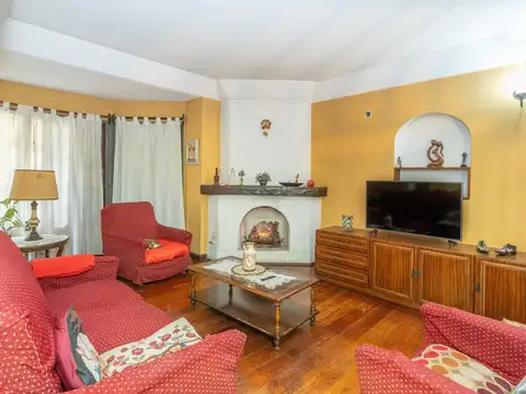 VENTA CASA CON PARQUE Y QUINCHO EN LOMAS DE ZAMORA