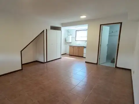 Depto Tipo Casa en Alquiler en Villa Primera, $ 480.000