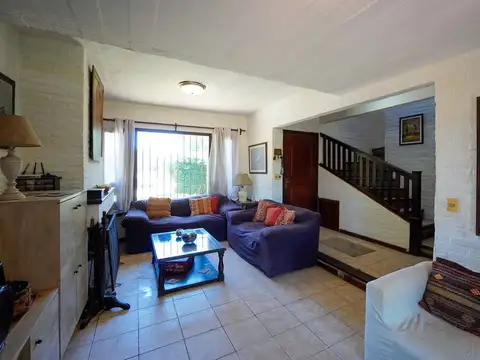 Casa 6 ambientes con 2 baños