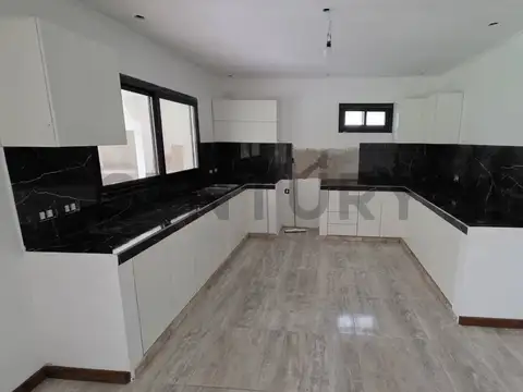 VENTA Casa 5 ambientes en Club de Campo Las Praderas de Luján - Acepta permuta - Opción financiación