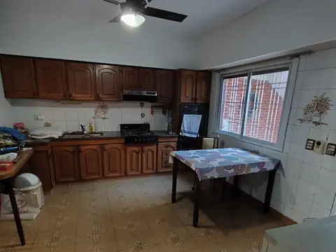 Casa 4 ambientes con 2 baños