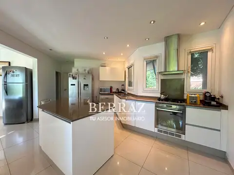 Casa en Alquiler con 2 cocheras