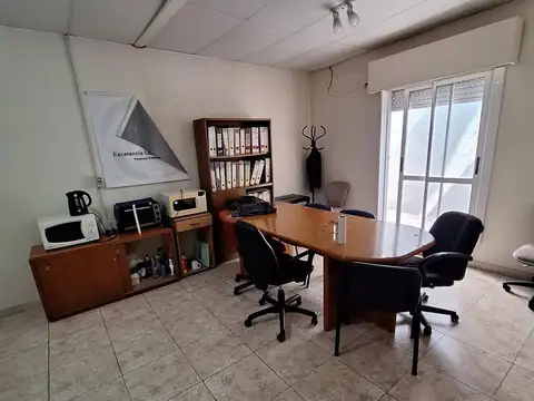 Oficina 7 ambientes con 6 baños