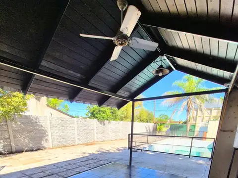 Casa en Alquiler con 2 cocheras