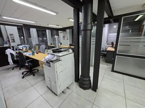 Oficina 4 ambientes con 5 baños