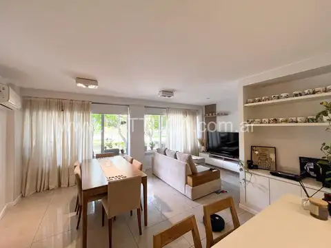 VENTA DEPARTAMENTO  – FRENTE AL RIO – DOS DORMITORIOS CON PATIO