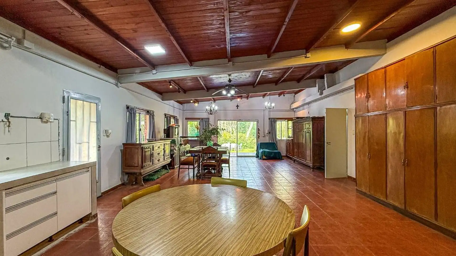 Casa 1 dorm en La Brava, 155 m² con galería, piscina y parque de 4.644 m²