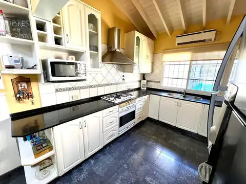 CASA 4 AMBIENTES  EN VENTA - CASEROS CENTRO PILETA