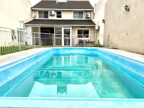 CASA 5 AMBIENTES  EN VENTA - CASEROS CENTRO PILETA