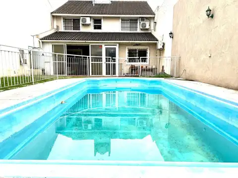 CASA 4 AMBIENTES  EN VENTA - CASEROS CENTRO PILETA