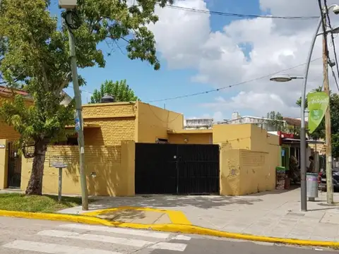 CASA ENESQUINA  3/4 AMB CON COCHERA LINIERS 1800 TIGRE