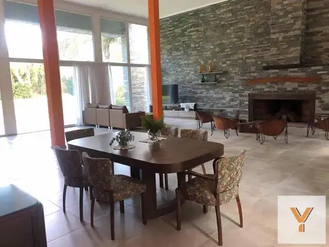 Casa en Venta con 4 cocheras