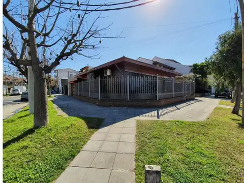 Casa 4 Amb. con Garage Cubierto - Lanús Oeste.