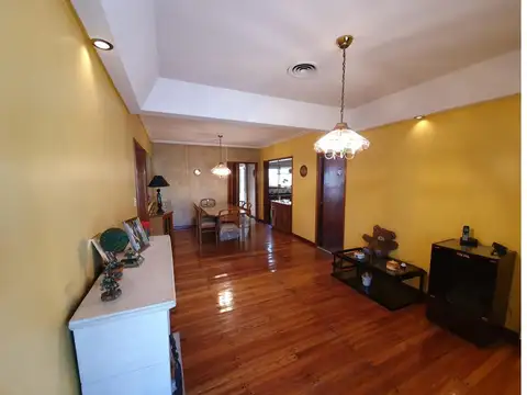 Casa 4 Amb. con Garage Cubierto - Lanús Oeste.