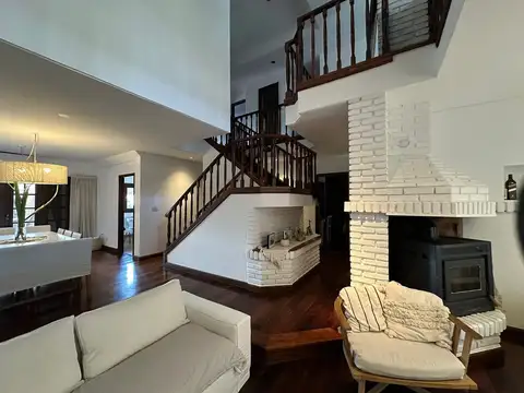 Casa en Venta con 2 cocheras