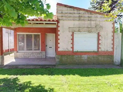 Venta casa 3 ambientes con patio y cochera Miramar