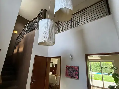 Casa 5 ambientes con 4 baños
