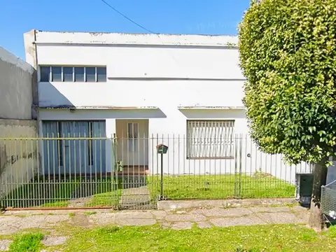 CASA EN VENTA EN LAVALLOL 5 AMBIENTES