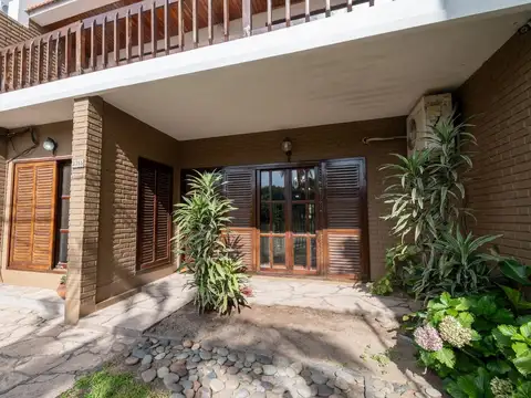 Casa 6 ambientes con 2 baños