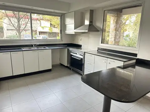 Casa 5 ambientes con 3 baños