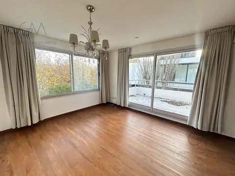 Casa en Alquiler con 1 cochera