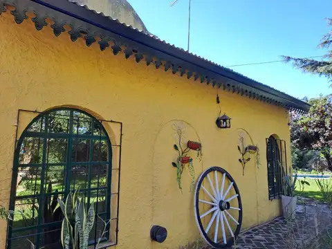 Excelente casa quinta sobre importante avenida