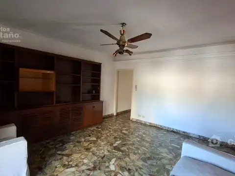 PH 2do piso por escalera al frente. 3 ambientes con balcón antiguo.