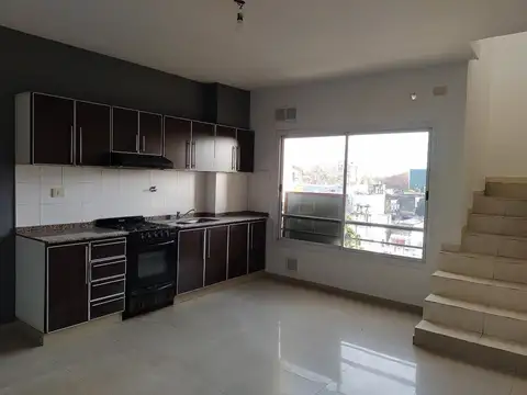 HERMOSO DPTO. 2 AMBIENTES CON TERRAZA PROPIA - COCHERA