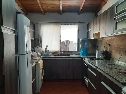 Casa 4 ambientes + Local o depto sobre Gran lote