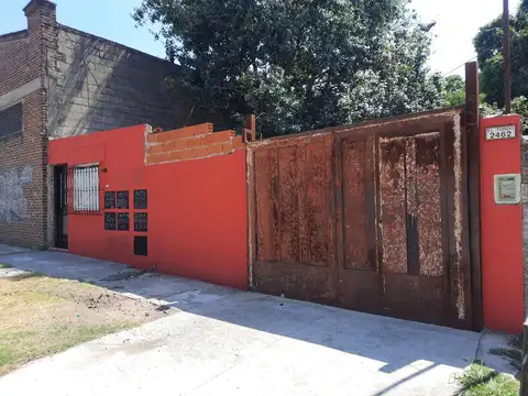Casa 4 ambientes + Local o depto sobre Gran lote