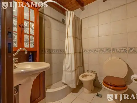 Casa 5 ambientes con 2 baños