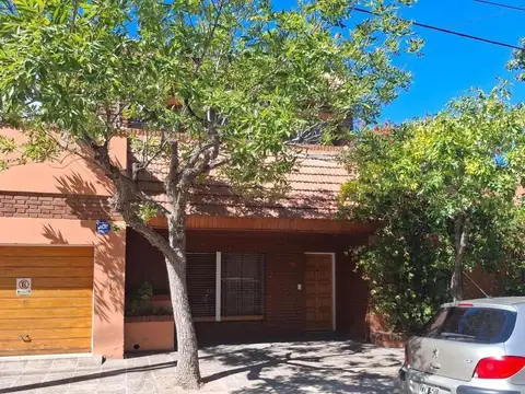 VENTA CASA de tres dormitorios en Santa Genoveva - Neuquen.
