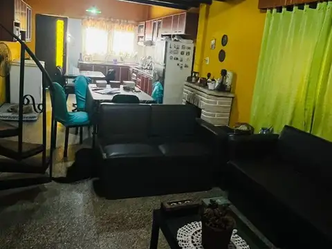 Casa 4 ambientes con 2 baños