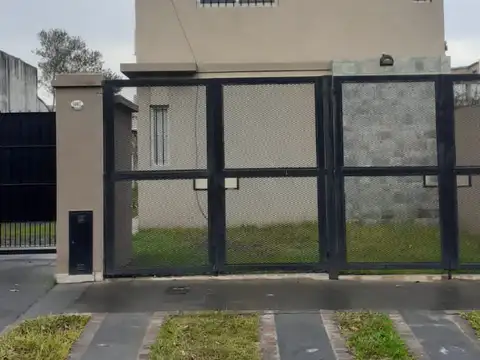 Excelente 2 ambientes muy luminoso Living-comedor integrado a la cocina ,un dormitorio con placard baño.