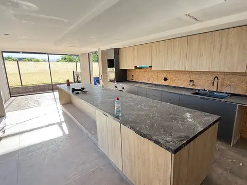 Casa 6 ambientes con 3 baños