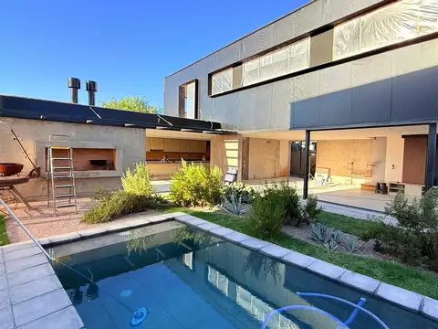 Casa en Venta con 3 cocheras