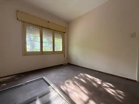 VENTA - Casa a reciclar, de dos dormitorios con balcón al frente - Azcuenaga, Rosario.