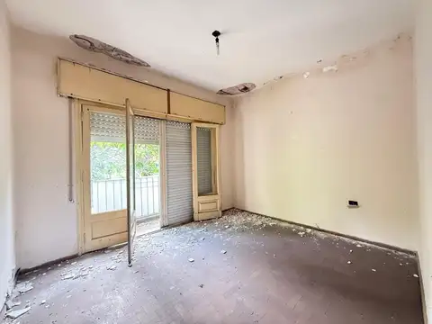 VENTA - Casa a reciclar, de dos dormitorios con balcón al frente - Azcuenaga, Rosario.