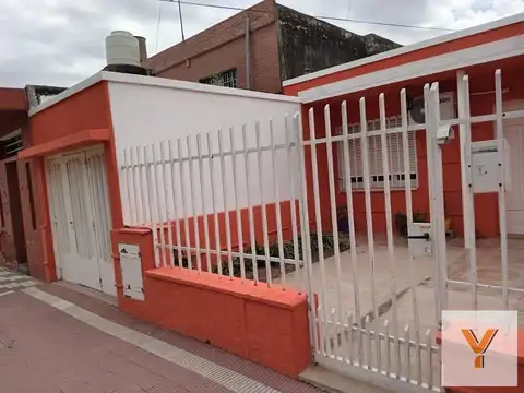 Casa en venta - 4 Dormitorios 1 Baño - Cochera - 300Mts2 - Yofre Sud, Córdoba