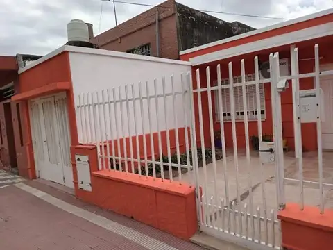 Casa en venta - 4 Dormitorios 1 Baño - Cochera - 300Mts2 - Yofre Sud, Córdoba