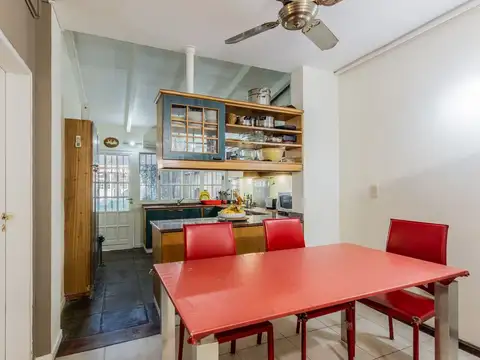 Casa 6 ambientes con 2 baños