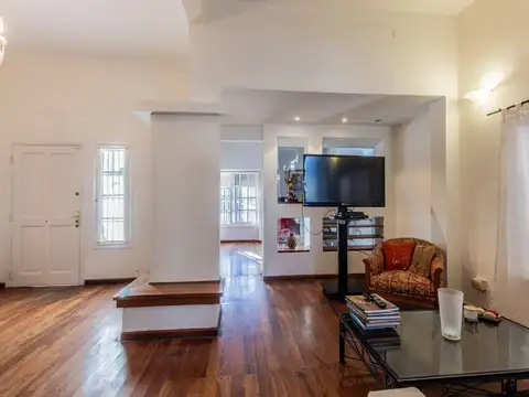 Casa 6 ambientes con 2 baños